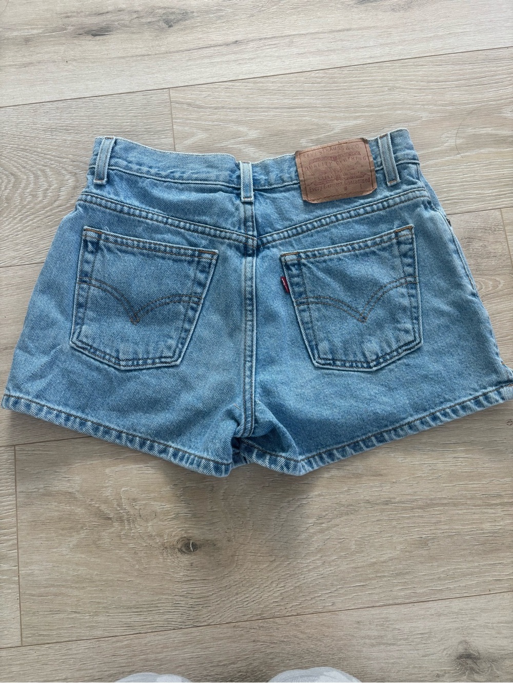 Levi's Vintage Y2K Light Blue High-Rise Mom Short Denim Shorts - Picture 3 of 6